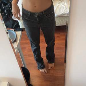 Så snygga lågmidjade jeans som tyvärr var för stora för mig❤️ (Första bilderna lånade av förra säljaren)