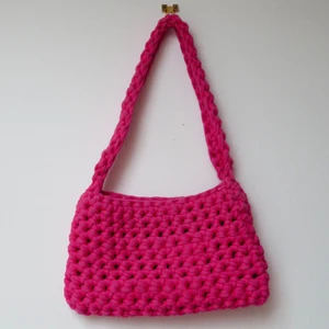 Virkad axelväska rosa  - Säljer denna handgjorda väska virkad med återvunnet ”t-shirt” garn. Använd ett fåtal gånger och har mycket kvar att ge. Kan posta och mötas upp💘