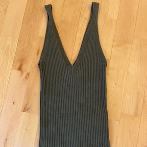 Grönt linne - Stretchigt och passarbpde s och m