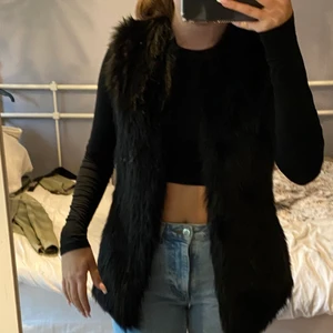 Fake pälsväst - Storlek XS men passar mig med S (om man inte hade tänkt att stänga västen helt)