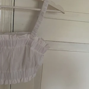 Söt sommartopp - Säljer en helt nyköpt topp från h&m då jag inte hann prova i provrum o den var för liten :( supersöt verkligen