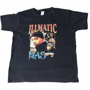 Nas illmatic - Vintage T-shirt  - En retro hip hop tröja med ett tryck med Nas och hans album Illmatic. Perfekt för en baggy graphic t-shirt outfit. Vi tror att den är gjord under 90-talet men vet inte exakt. Är retro och trifthed i Los Angeles