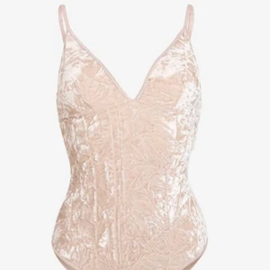 Jättefin body 🤍 - Fint skick, som ny. Säljer ut massor, som är köpt från Zalando. En del har prislapp kvar annat är dock använt någon gång. ALLT ska bort, skriv gärna bud. Säg till om du måste ha bild på något, men allt ser exakt ut som bild