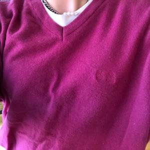 Lila/rosa v-ringad tröja från Hugo boss i L. Köpare står för frakt:)