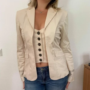 Hunkydory Kavaj med insydd väst - Kavaj från hunkydory med insydd "väst". Allt som syns på bilderna "tillhör" kavajen. Figursydd. Beige. 