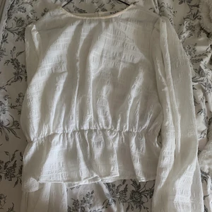 vit blus - söt blus från nakd i storlek 38. sitter jättefint på men kommer tyvärr inte till användning.🌸🌸