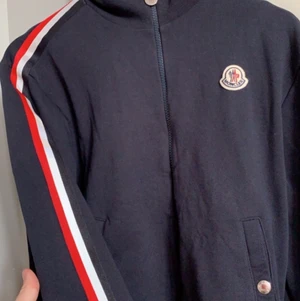 Moncler Tröja - Säljer en fin monclear tröja i storlek M. Använd 3-4 ggr men är för liten för mig. Kvitto finns köpt på NK Göteborg. 