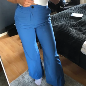 Blå kostymbyxa från Zara - Supersnygga kostymbyxor från Zara! Endast använd 1 gång och säljs pga att det är för korta för mig (173cm) 💙💙