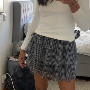 Rutig kjol - Rutig volang kjol från Hm, knappt använd.