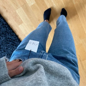 Zara jeans - Säljer nu dessa slutsålda jeansen från zara!! Skit snygga ”flare jeans” men tyvärr passade dem inte mig. De är i storlek 38 och är helt oanvända med prislappen kvar🤩 Det är bara att höra av er om ni har frågor😊 Frakten är 66kr🥰