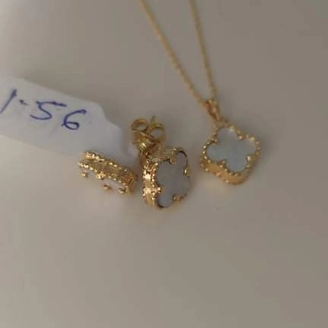 Necklace and earring guld