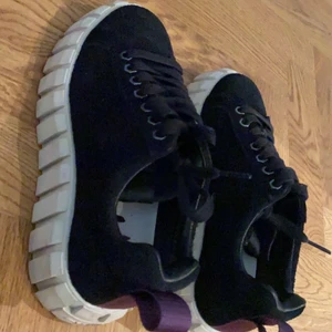 Eytys skor  - Säljer ett par sjukt snygga eytys skor, som nya😊