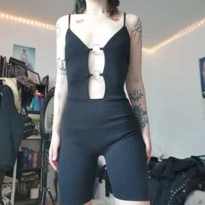 Dolls kill onesie  - Den snyggaste onesie som setts på planeten!! Två ringar fram, stretchig, underbart bekväm. Otroligt älskat plagg i gott skick. Möts i Stockholm eller postar mot fraktkostnad 🖤