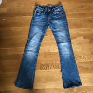 superfina bootcutjeans! är 160 cm lång och dessa passar min längd! en skärprem på baksidan är sönder (se bild)🍄