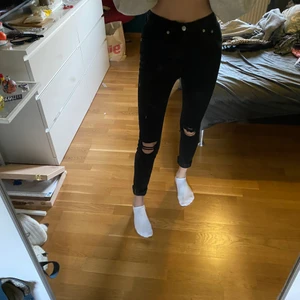 Jeans med hål  - Svarta tajts jeans från lager 157. Knappt använda så väldigt bra skick.