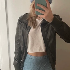 Brun skinnjacka - Vintage brun skinnjacka med blå insida! Köparen står för frakt