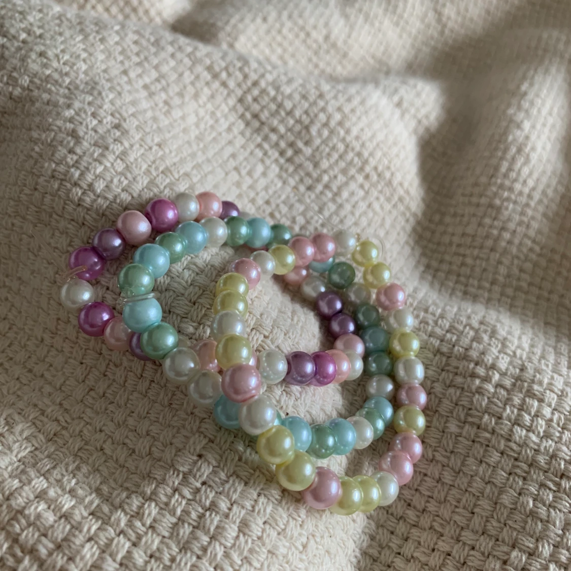 Armband i fina färger