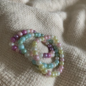 Armband i fina färger  - Mönstrade armband i fina färger, du kan designa ditt egna armband med dom färgerna du hälsa vill ha❤️Fri frakt om du beställer över 80kr, följ även våran instagram där vi har mer information em_smycken där också 