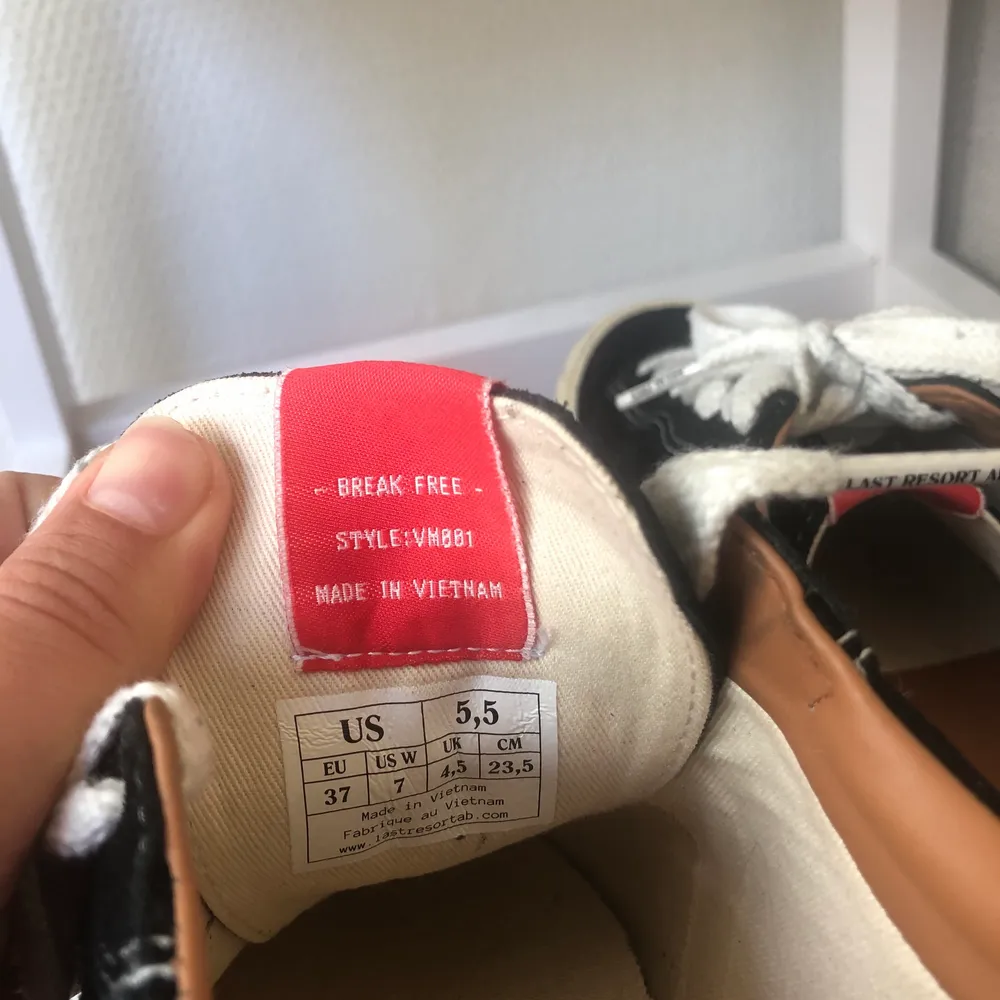 Grymt snygga sneakers/låga skate skor, i svart mocka av märket Last Resort i storlek 37!! Inköpta på Shelta i Göteborg för ca en månad sedan, men endast använda två korta gånger, aldrig skejtade i, då jag insåg att dem tyvärr var för små för mig:// Har normalt 38 i storlek så inte så konstigt dock.. Förhoppningsvis kan någon annan få användning för dem istället! . Kengät.