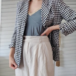 Liz Claiborne kavaj - Svartvit rutig kavaj från Liz Claiborne, med ordentliga axelvaddar - för mycket för mig hehe. Ärvd & välanvänd, med viss orange missfärgning överst kring axlarna bak och framsida (se sista bilden). Osäker vad som görs åt detta - rädda plagget den som kan! 🌼 Möts upp i Malmö eller skickar, du står för frakt! 