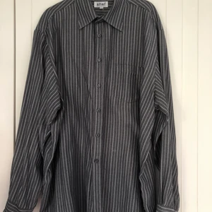 Skjorta - Grå-vit randig skjorta 