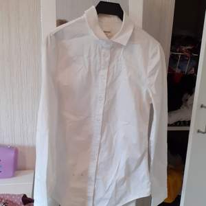Säljer min splitternya skjorta från zalando i stl 36, aldrig använd så ser ut som att den kommer direkt från butiken , 40 kr plus 70kr frakt 