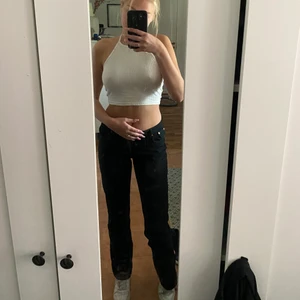 Svarta zara jeans - Raka svarta zarajeans säljs pga för små i midjan är lång på mig som är 1.74 nästan helt oanvända💗 köpare står för frakt