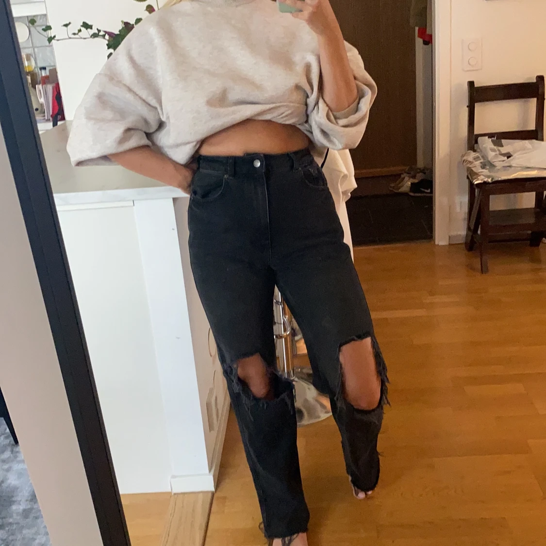 Svarta jeans med slitning - 90