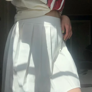 Vit tenniskjol!! - Superfin kjol från ginatricot! Köpt i våras men använd endast en gång då det inte var riktigt min stil. Passar superfint med collegetröjor så funkar även när det blir kallare mot hösten. Hör av er ifall ni har frågor!!