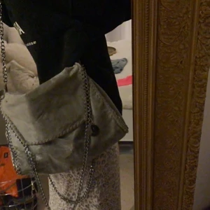 Kedje väska - Grå stor kedjeväska som går att ha på olika sett!💕💕