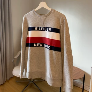 Tommy Hilfiger tröja - En Tommy Hilfiger tröja i storlek medium. Säljs pga att den tyvärr inte kommer till användning längre. I övrigt är tröjan i väldigt bra skick och har bara används ett fåtal gånger!