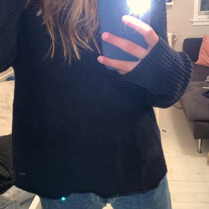 Stickad tröja  - Jätte fin mörk blå stickade tröja ifrån Hollister. Jätte skön!!
