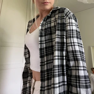 Rutig skjorta - Jättefin rutig skjorta från Sally & circle. Den är i väldigt bra skick. Storlek 38. Säljer för 80kr+ frakt. 💕