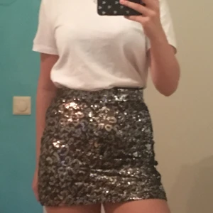 Paljett-kjol från zara - Cool paljett-kjol med leopard mönster den zara! Snygg på fest eller bara nu till hösten, bra skick🐆⚡️