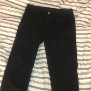 Tighta svarta jeans - Ett par svarta skinny jeans köpta från Hm i st 147 ( alltså barnstolen ) rekommenderas inte för vuxna/ tonåringar. Säljer för att jag inte gillar tighta jeans längre o inte riktigt min stil:) 