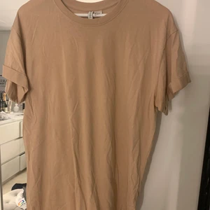 T-shirt oversized - Aldrig använd t-shirt från HM. Köparen står för frakten 