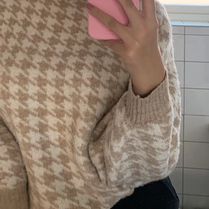 Stickad tröja  - Jättesnygg mönstrad stickad tröja från hm, säljer pga att den inte kommer till användning, köparen står för frakt💗