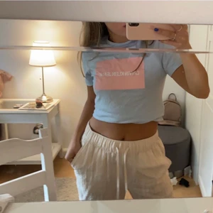 Calvin Klein t-shirt - Super fin Calvin T-shirt, endast använd ett fåtal gånger. Storlek xs! Säljes för 120kr+frakt eller ev bud.