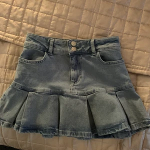 Jeanskjol - Jeans kjol med volang så söt säljer bara till bra bud , helt slutsåld på Asos hemsida 