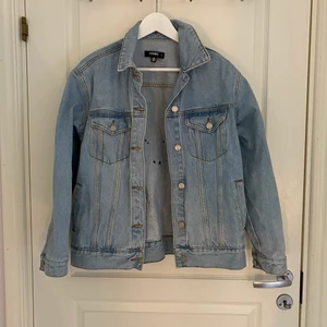 Jeansjacka - Jeansjacka från missguided i storlek 36. Jackan är oversized samt har ett lejon på ryggen som jag själv har målat, färgen är vattentålig. 