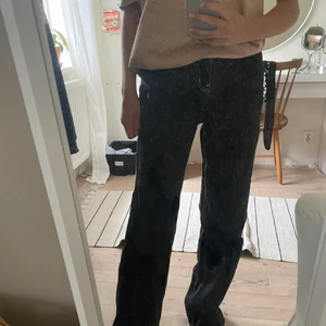 Svart jeans med vita sömar - Säljer ett par svarta jeans som har vita sömmar och är lite för långa på mig som är 170 cm💕jeansen är mid waist och passar mig i midjan som har storlek s💕