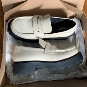 Vita loafers - Skor ifrån Vagabond i färgen ”off white”. Dom är helt nya och aldrig använda. Säljer pga av att dom är försmå för mig och går inte att lämna tillbaka längre. Nypris är 1200kr