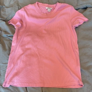 Rosa tröja - Rosa t-short från Monki i ribbat material. Strl. M