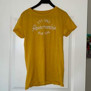 Gul t-shirt i storlek M från Abercrombie & Fitch. Hyfsat skick, möjligen lite nopprig men inget som syns om man inte kollar nära.