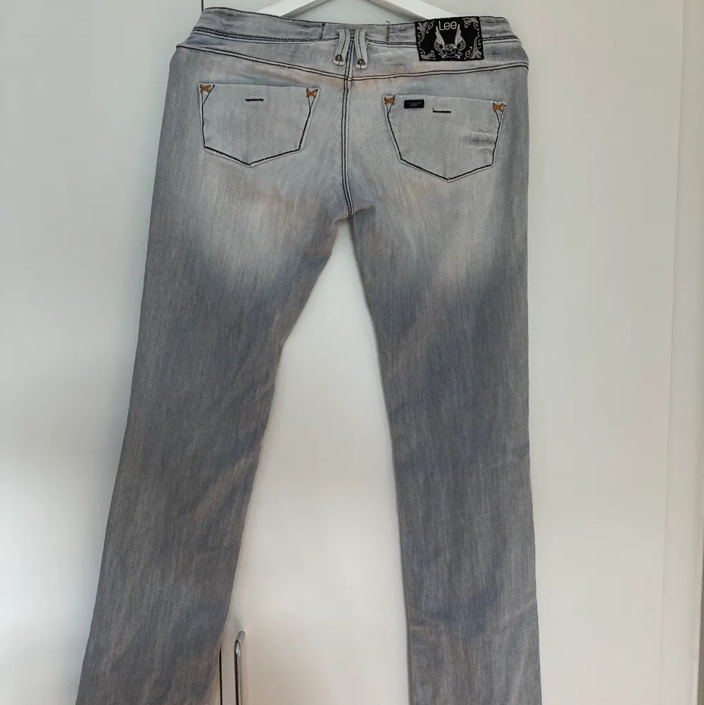 Riktigt snygga  utsvängdajeans från Lee. Säljer för att dem inte kommer till nån användning. Står ingen storlek på men skulle säga 36. Passar mig perfekt som är 170cm.(köparen står för frakt)💕. Jeans & Byxor.