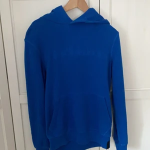 Calvin Klein Hoodie - Blå Hoodie Från Calvin Klein