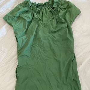 Bruuns Bazaar klänning  - Bruuns Bazaar klänning i toppen skick. Nypris runt 1000kr. Sitter superfint på och har även fickor. Skriv om du har fler frågor eller om du vill se fler bilder :) 