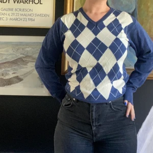 Preppy Stickad tröja - Preppystickad tröja i vit och blått🤍