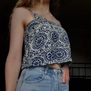 Söt crop top - Säljer över 100 plagg! 🤩 Stor mängdrabatt när du köper fler saker! 🤑 Vänta inte för länge då jag flyttar i slutet av September och gör mig av med allt! 