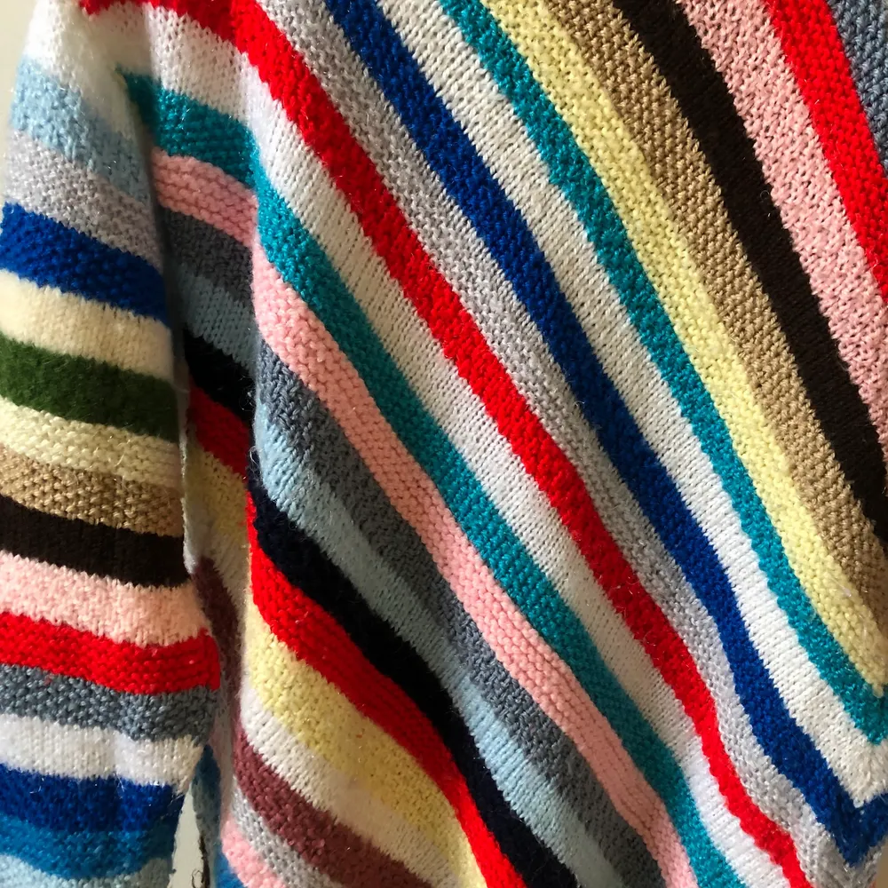Härlig vintage stickad tröja med ränder i olika färger. Lite nopprig men inget som inte går att åtgärda, och väldigt fint skick ändå! XS-M beroende på önskad passform. Stickat.
